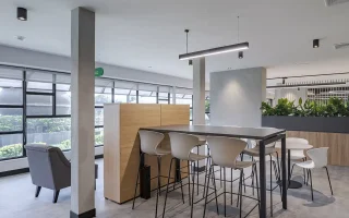 Mobiliario corporativo heineken mesa alta colaborativa