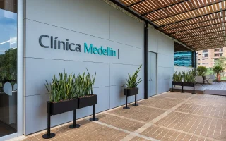 mobiliario-hospitalario-clinica-medellin-acceso-principal